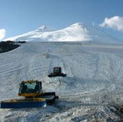 Schnee-traktor auf Elbrusabhängen